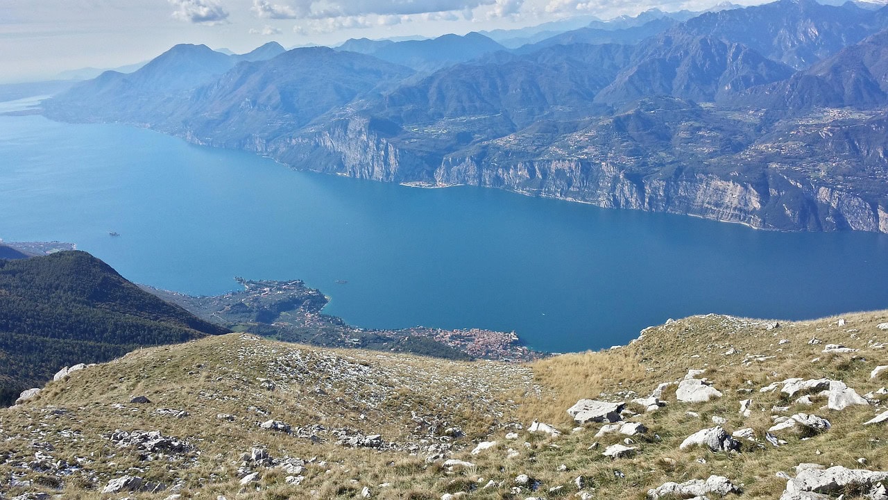 הנוף של אגם גארדה ממעלה הרכבל להר בלדו