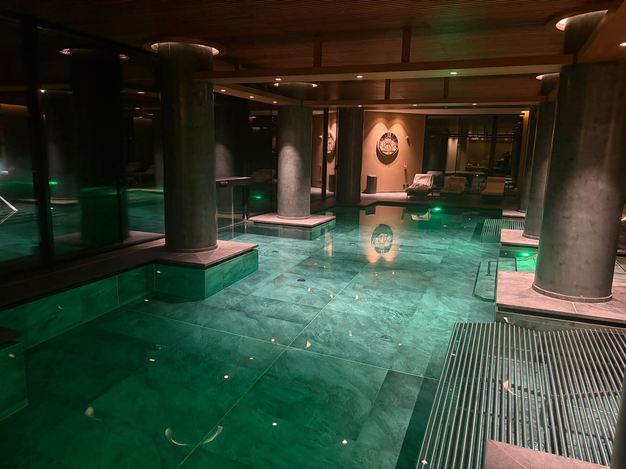 בריכה פנימית במלון