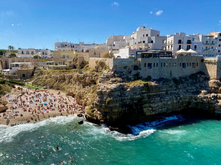 Read more about the article פולינאנו א מארה Polignano a Mare – החוף האייקוני של פוליה
