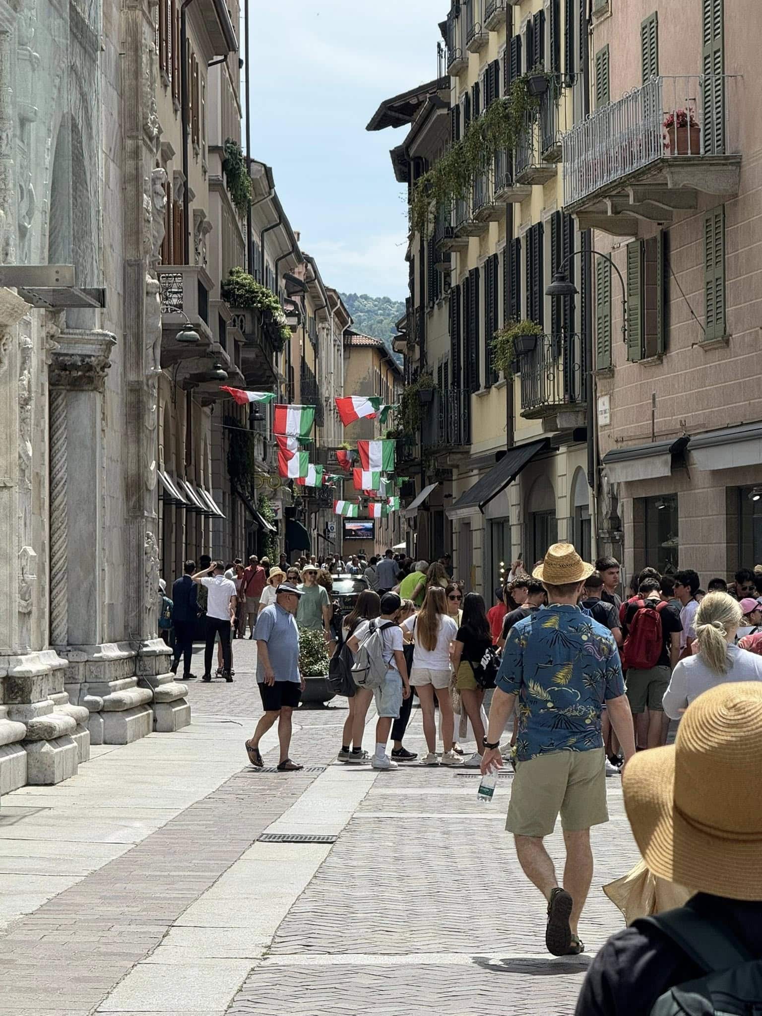 עיירה באגם גארדה (דנה בוק)