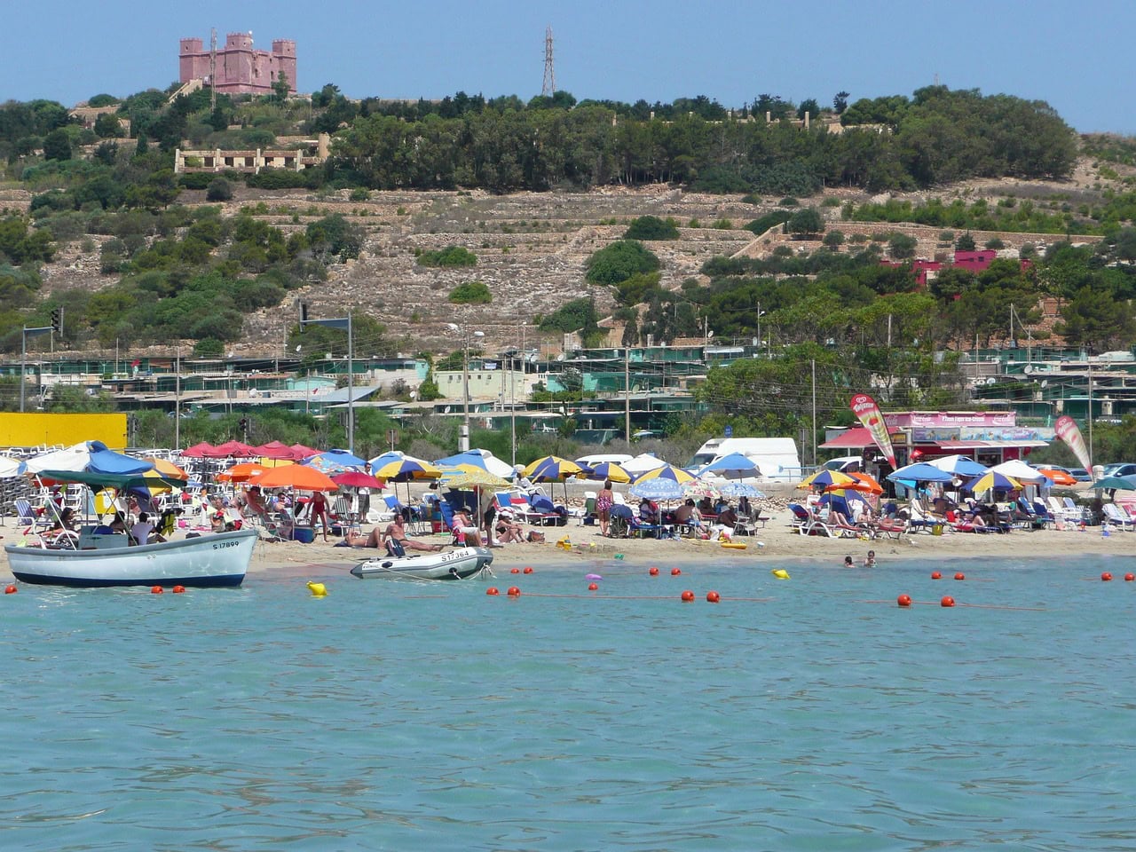 חוף מפרץ גאדירה בצפון מלטה