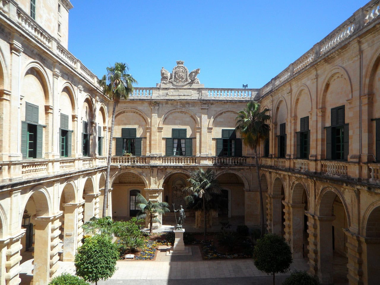 חצר פנימית בארמון ראשי המסדר בולטה