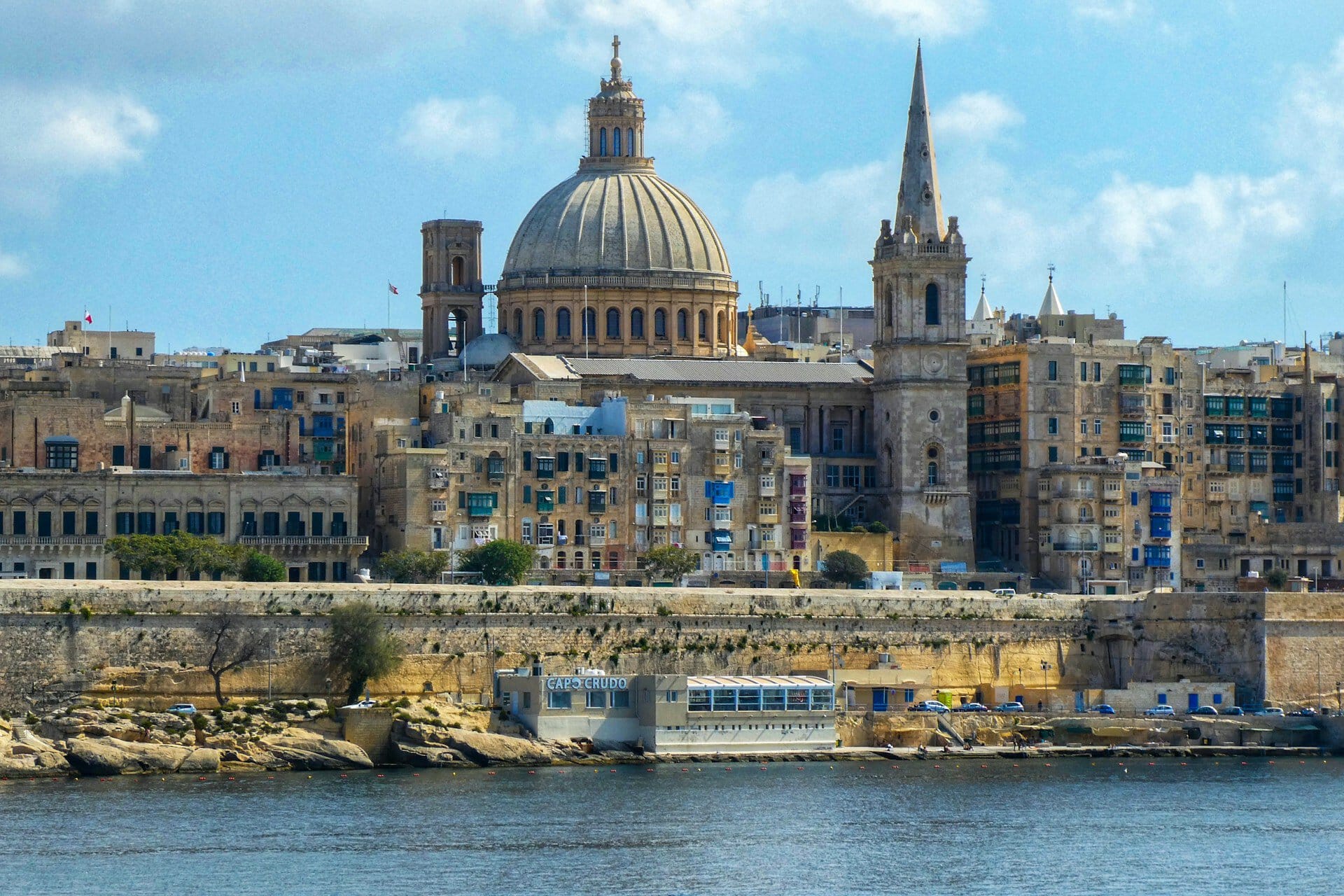 הכיפה של בזיליקת גבירתינו של הר הכרמל וקתדרלת סיינט פול בולטה